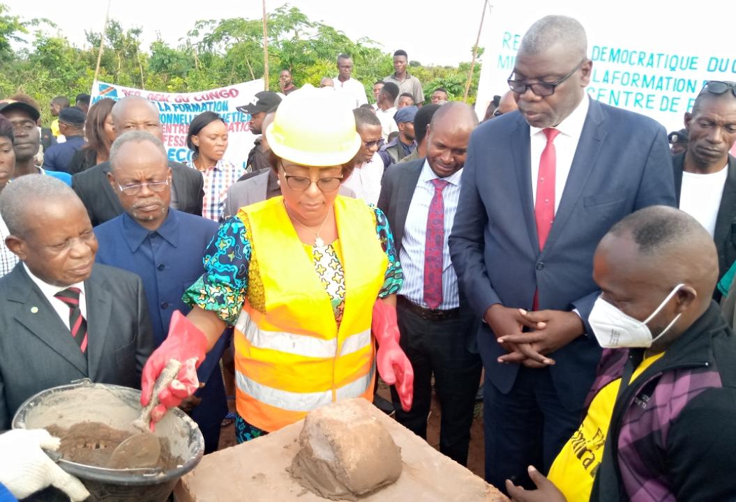 Antoinette Kipulu pose la première pierre des travaux pour la construction du centre professionnel  shamusanda