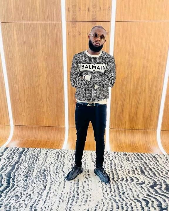 Maestro Fabregas "métis noir" devant l'entrée du Centre des congrès Double Mixte