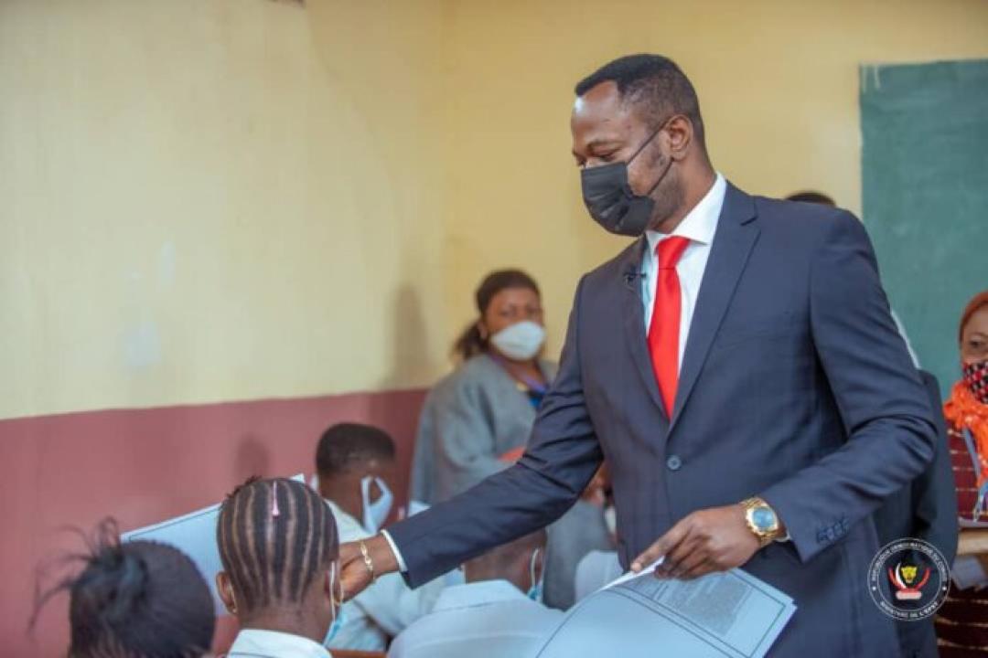 Le ministre de l'EPST, Tony Mwaba remet quelques items aux finalistes dans un centre d'examen d'état