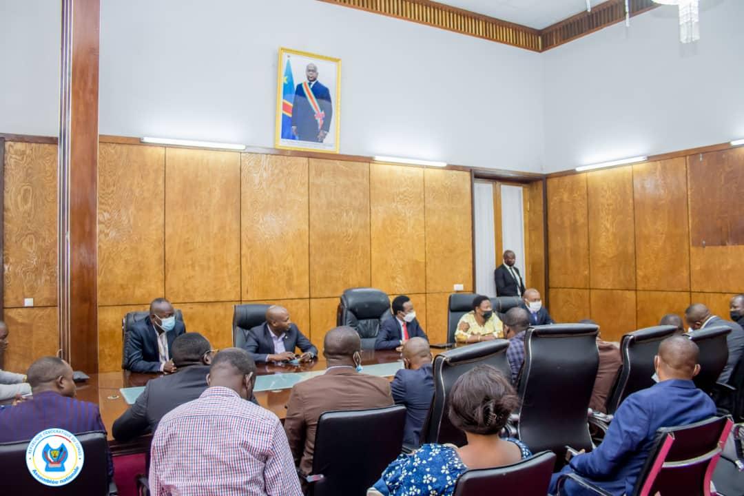 Le président de l'assemblée nationale, Christophe Mboso N'Kodia et les députés provinciaux, mercredi 21 septembre