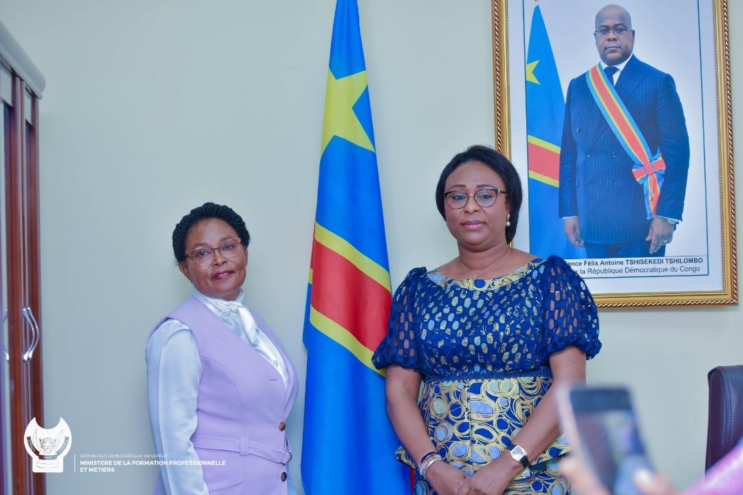 La Ministre Antoinette Kipulu pose (à droite) avec la vice - présidente nationale de la FEC (à gauche).