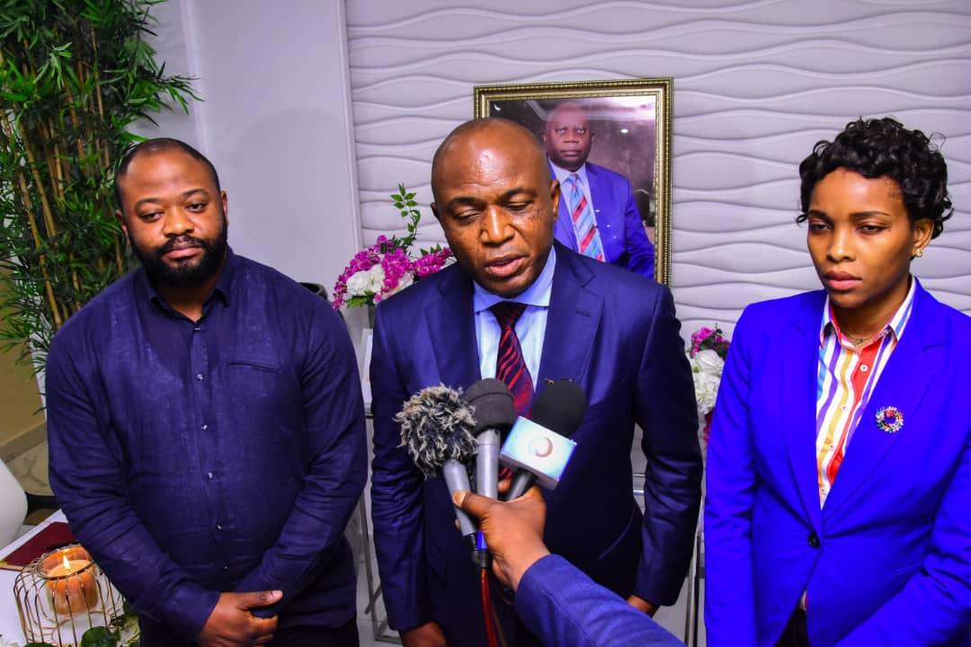 Le Gouverneur G.Ngobila (au milieu) entouré de Moïse Mbiye (à gauche) et la Commissaire Général en charge de l'environnement Laeticia Bena (à droite)