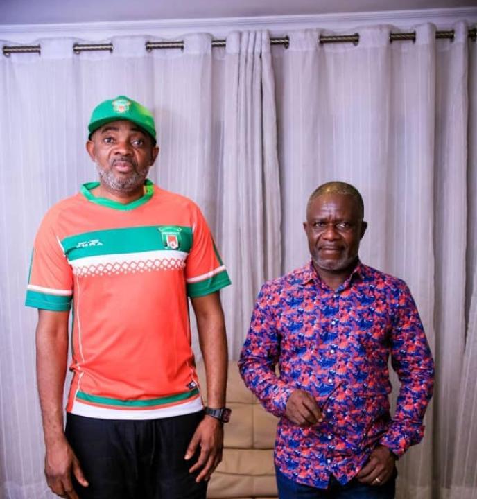 Le président de la coordination du Fc Renaissance du Congo, Willy Mandala et l'entraineur Otis Ngoma en plein discussion pour déterminer les clauses du contrat qui feront objet des liaisons entre les deux parties 