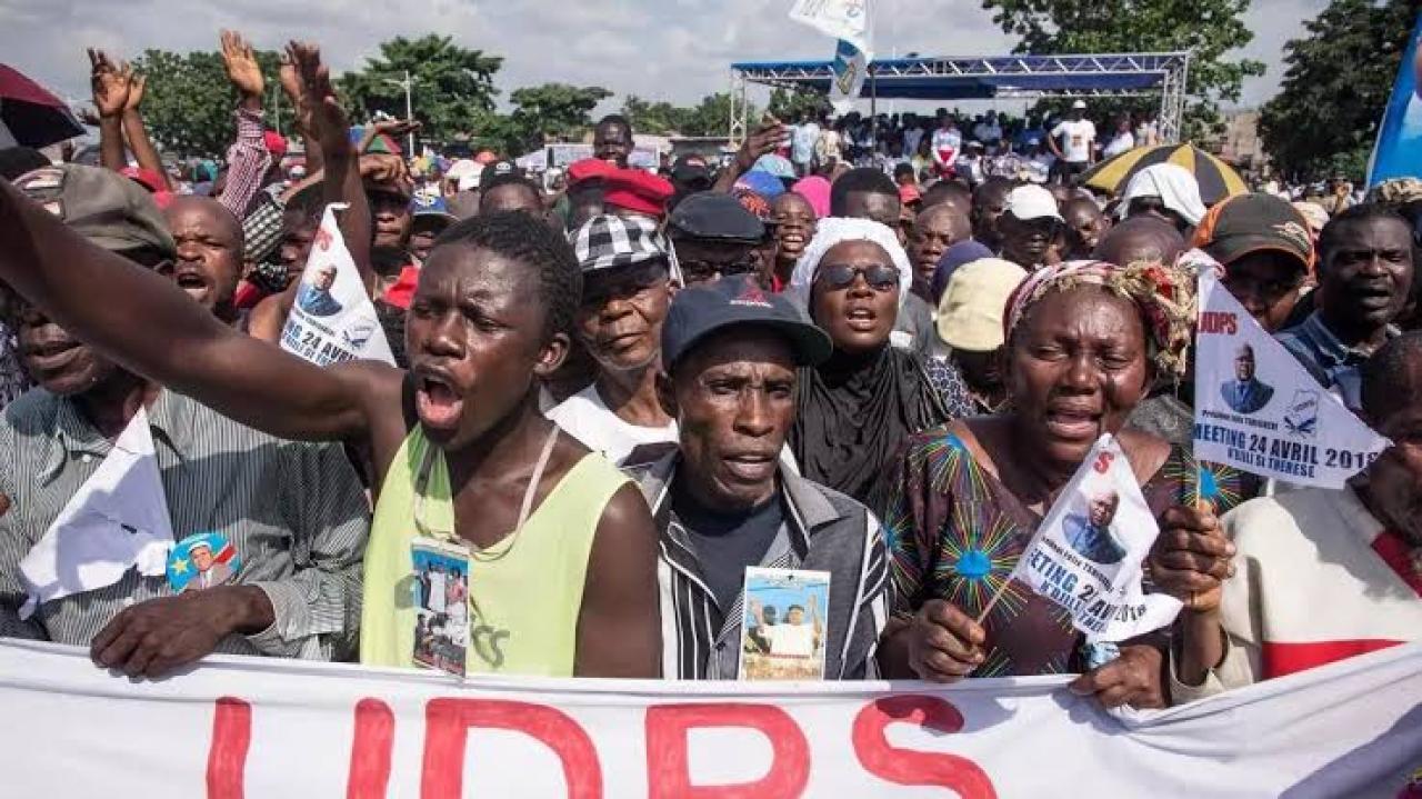 Les militants de l'UDPS rendant un dernier hommage à Etienne Tshisekedi, opposant historique et père biologique de Félix Tshisekedi, président de la République