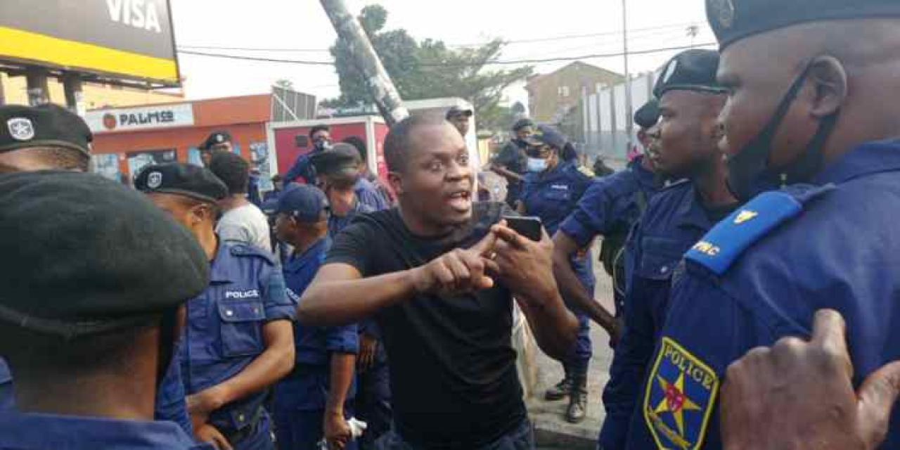 Le journaliste Patient Ligodi brutalisé par la police lors de la marche de Lamuka,  mercredi 15 septembre