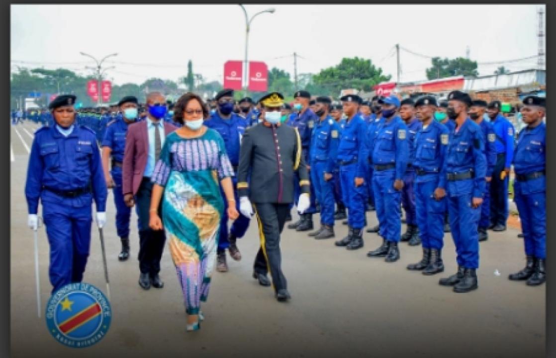 Les officiers de la police en plein défilé 