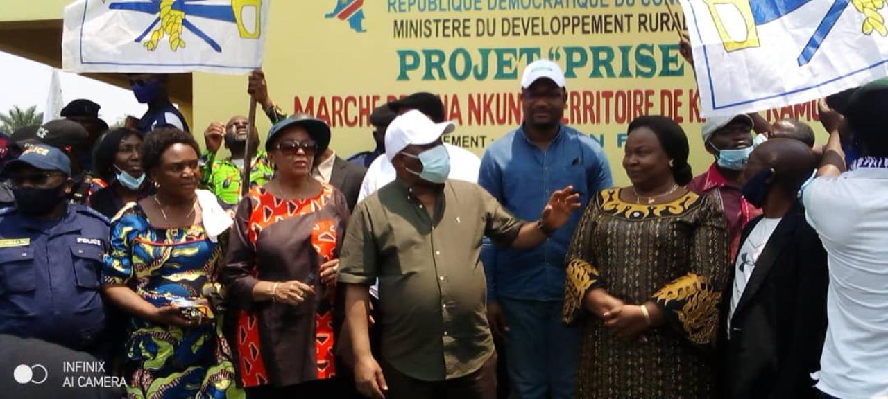 Coiffé d'une casquette de couleur blanche, le Ministre François Rubota procède à l'inauguration du Marché central de Kabeya Kamwanga