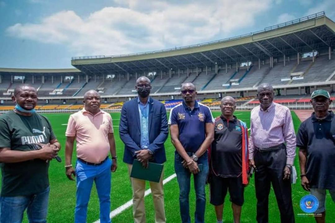L'inspecteur de la CAF, Issaka Adamu (en cache nez noir) et les membres de la FECOFA, au stade des martyrs de Kinshasa.