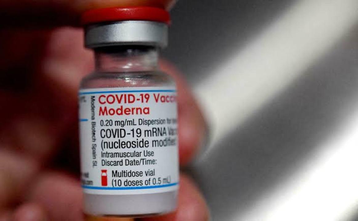 un flacon du Vaccin Moderna présenté en France