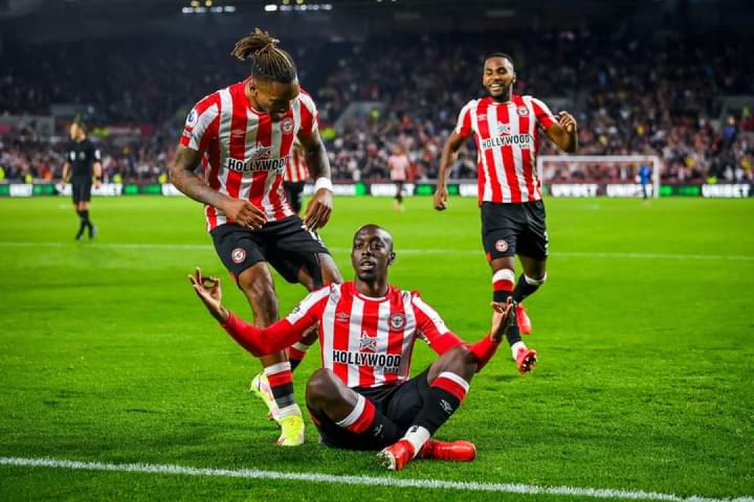 L'international congolais, Yoane Wissa célèbre son but face à Liverpool.