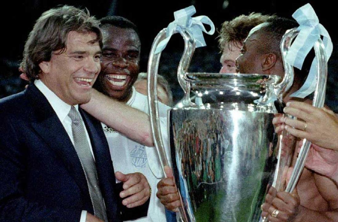 Bernard Tapie en train de célébrer le titre de la Ligue des Champions de l'UEFA avec les joueurs de l'Olympique de Marseille.