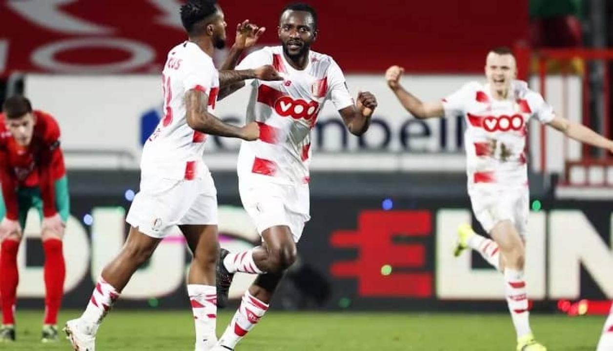 L'international congolais, Merveille Bope en pleine célébration d'un but avec ses coéquipiers de Standard de Liège.