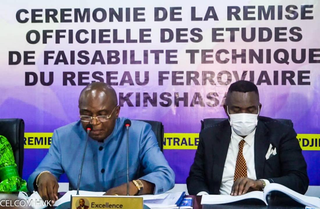 De gauche à droite, le Gouverneur de la ville de Kinshasa et le président de l'Assemblée provinciale de Kinshasa lors de la cérémonie de la remise officielle des études de faisabilité technique du réseau ferroviaire à Kinshasa