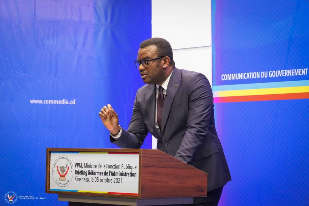 Le Vice-premier ministre en charge de la fonction publique, modernisation de l'administration et innovation de service public, Jean-Pierre Lihau, en plein point de presse