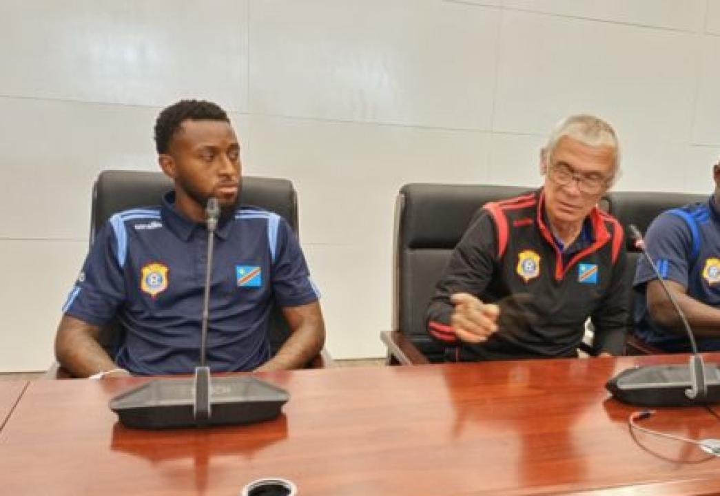 Hector Cuper lors d'une conférence de presse 