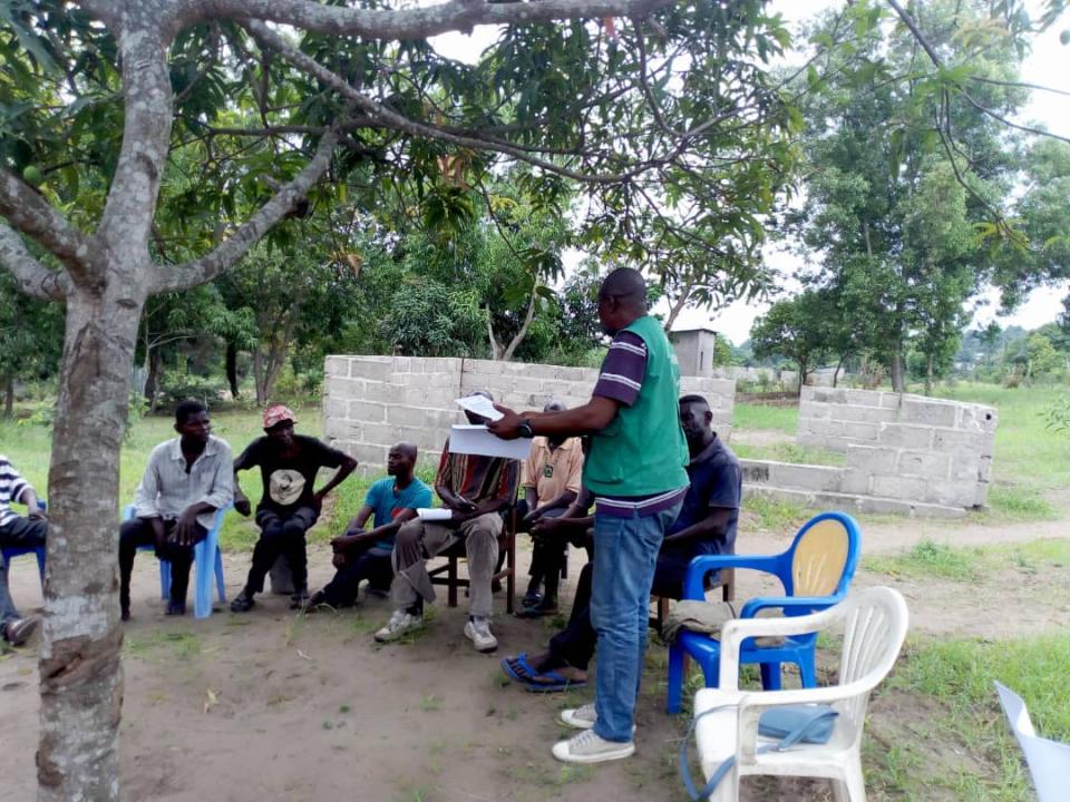 Le Coordonnateur de l’ACVDP au cours de sa visite avec les maraîchers sur le site spolié de Mokali