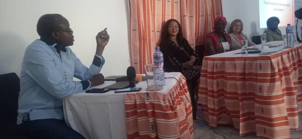 L'équipe de "Aire de femmes" échange avec la presse.Roger Katembwe de Espace Vital a rehaussé de sa présence cette activité