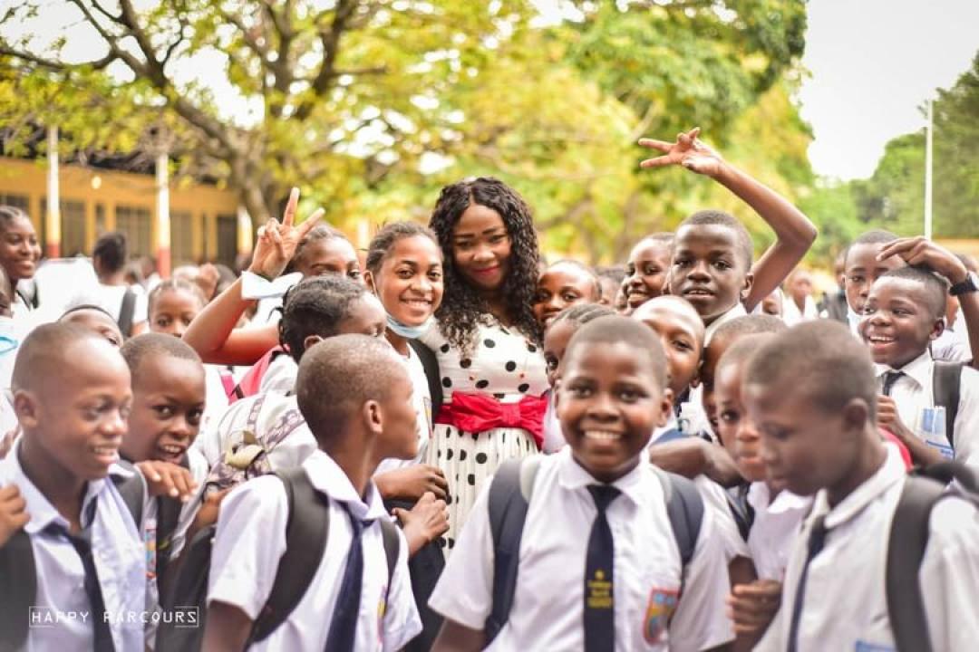 La députée nationale, Christelle Vuanga et les élèves du Collège Saint Georges de Kintambo.