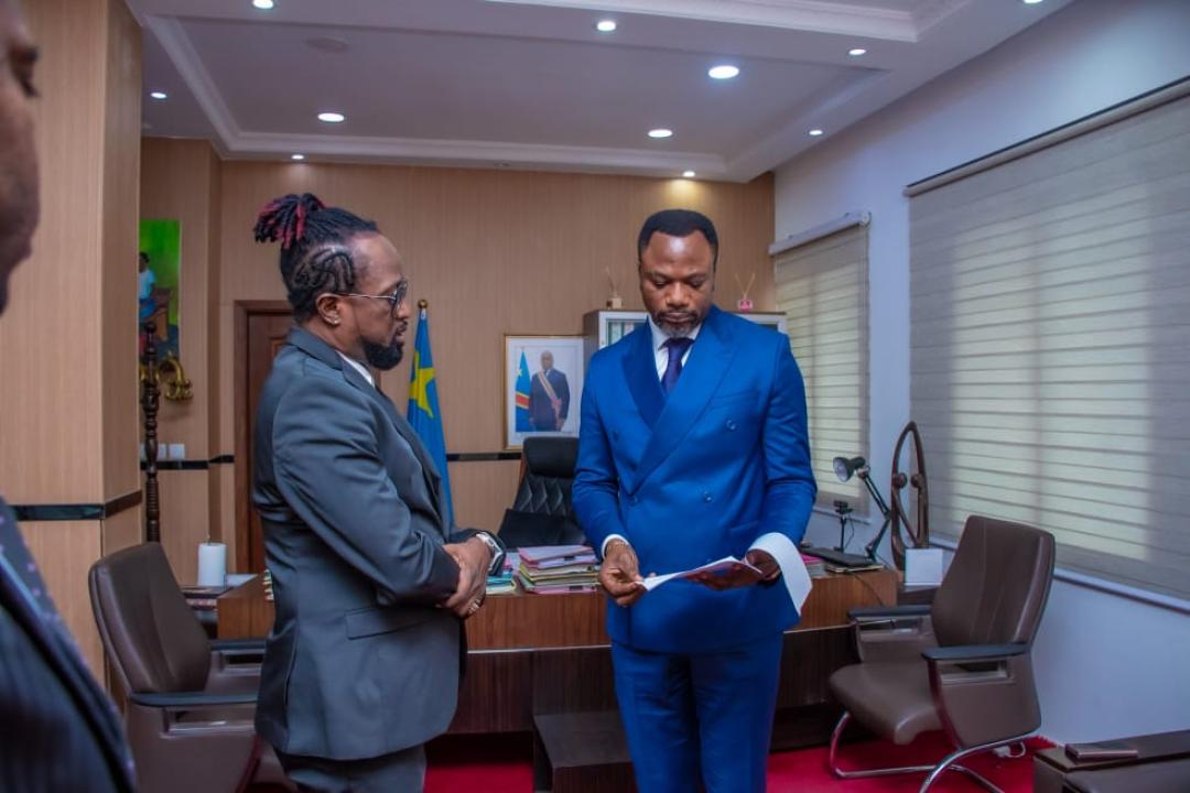 Le ministre de l'EPST Tony Mwaba et le musicien Ngiama Makanda dit Werrason échangent autour de la prochaine chanson sur la gratuité de l'enseignement de base.