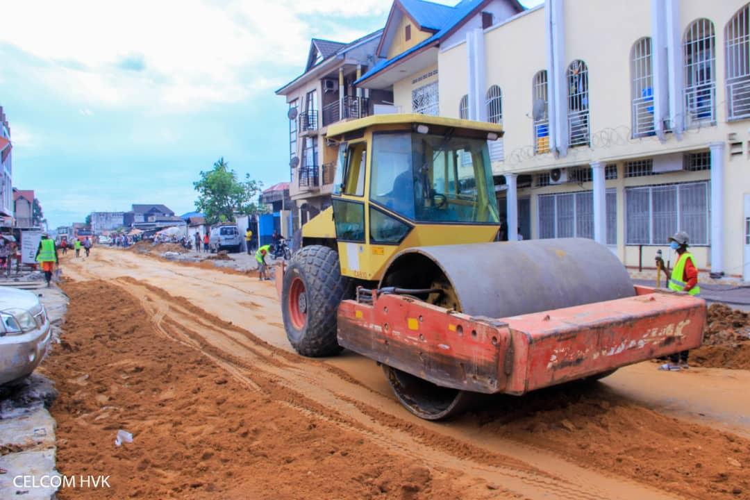 L'autorité urbaine de la ville entrain d'inspecter les travaux d'une artère de Kinshasa