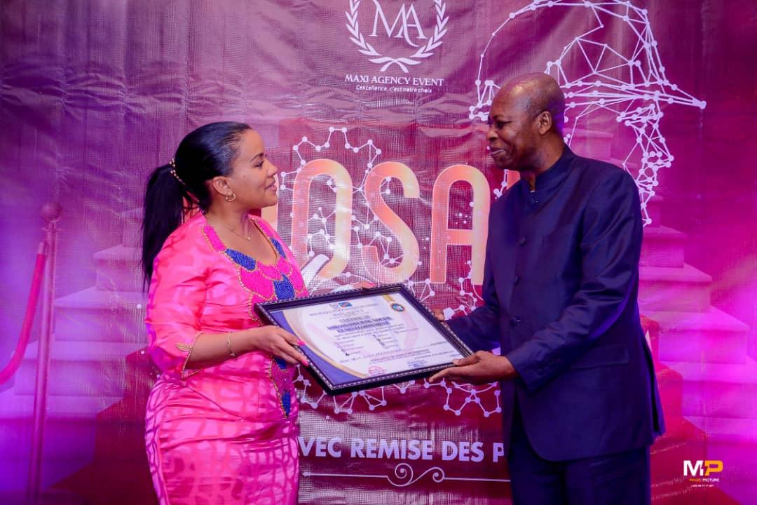 La ministre provinciale de la santé publique et hygiène, Liza Nembalemba reçoit son diplôme de mérite comme ambassadrice du social et du développement