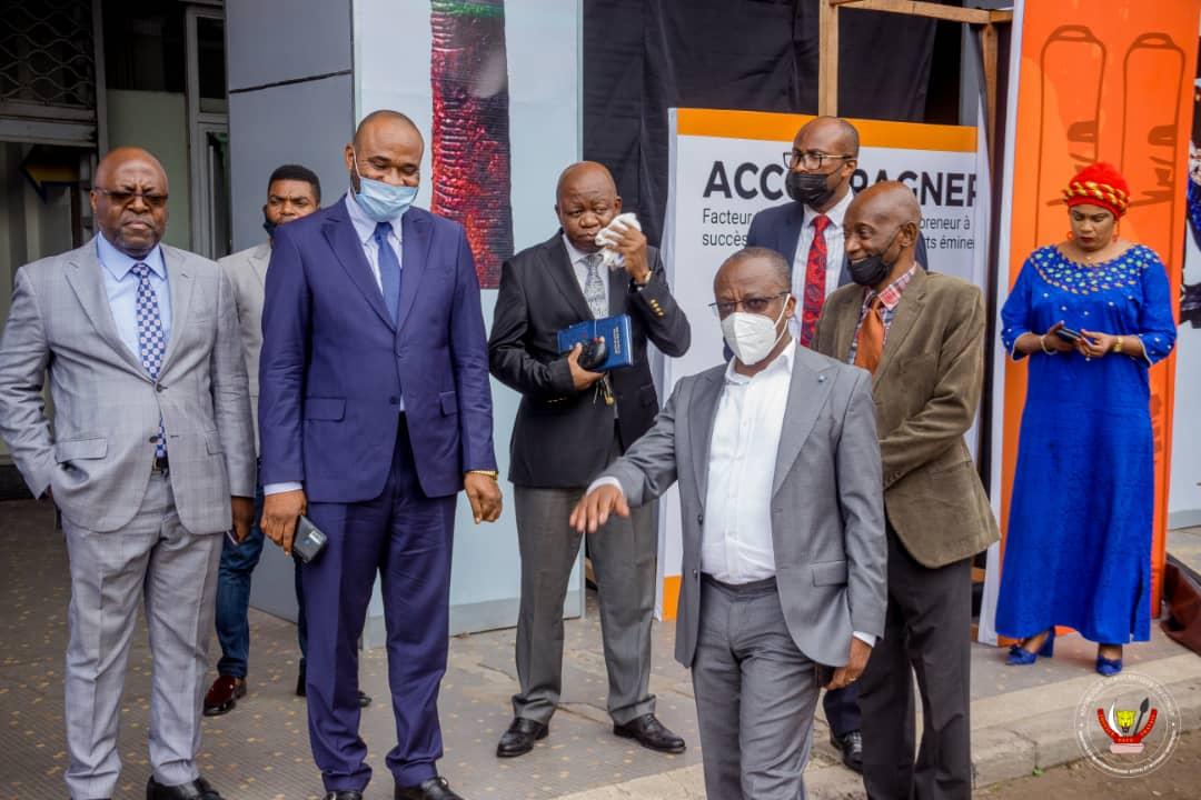 Le ministre d'État en charge de l'entrepreneuriat, petites et moyennes entreprises, Eustache Muhanzi, pendant la visite aux installations de l'OPEC