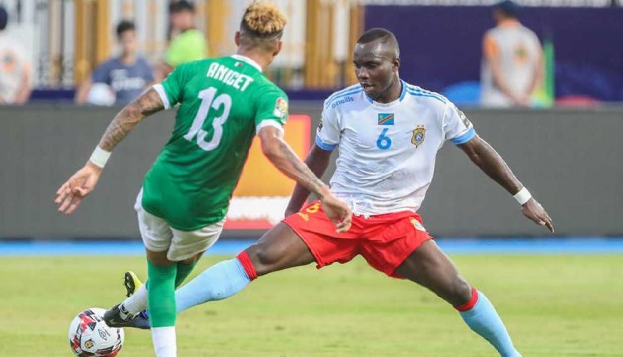 L'attaquant congolais, Chadrack Akolo en duel avec le malgache, Anicet, lors de la CAN Égypte 2019.