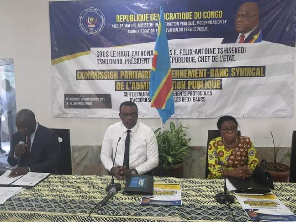 Le Vice-Premier ministre en charge de la fonction publique, Jean-Pierre Liyahu (milieu) devant les syndicalistes de son secteur, à Bibwa