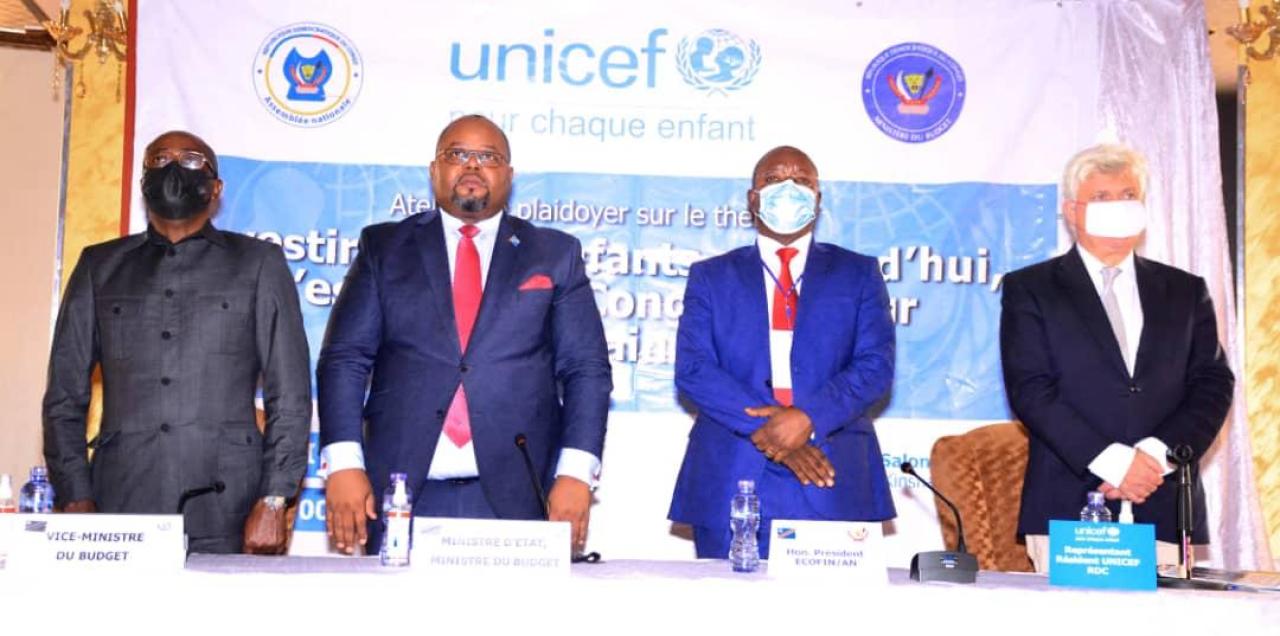 Le ministre d'État du budget Aimé Boji ( 2è personne à droite) participe au plaidoyer de l'UNICEF pour les enfants