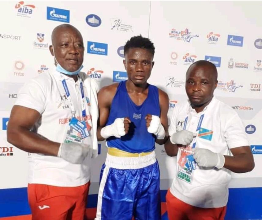 Le boxeur congolais, Nathan Nkosi (au milieu) avec ses coachs.