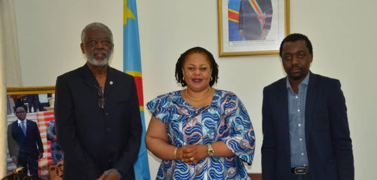 Le ministre de la culture et arts Catherine Kathungu (milieu) avec les organisateur (aux extrêmes gauche et droite)