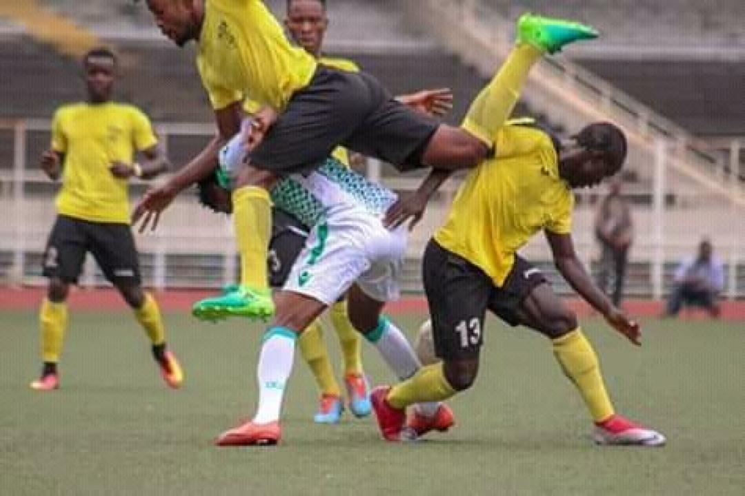 Les joueurs de l'AS Maniema Union en duel avec celui du DCMP, lors d'un match du championnat national.