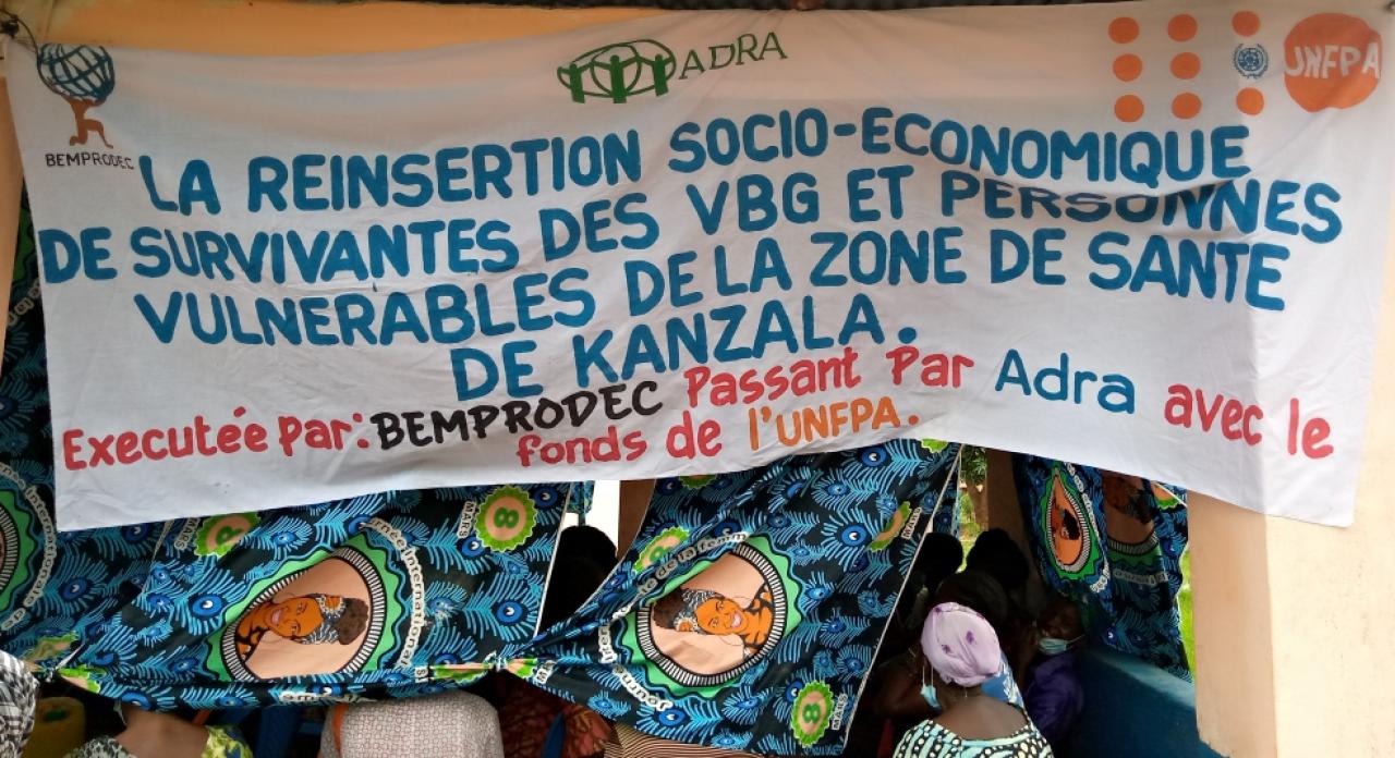 Une banderole utilisée lors de la cérémonie de remise des kits dignité aux survivantes des VBG