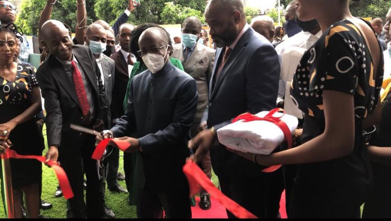 Le ministre d'État Eustache Muhanzi coupe le ruban à l'occasion à l'inauguration des installations d'Ishangi Startups Center
