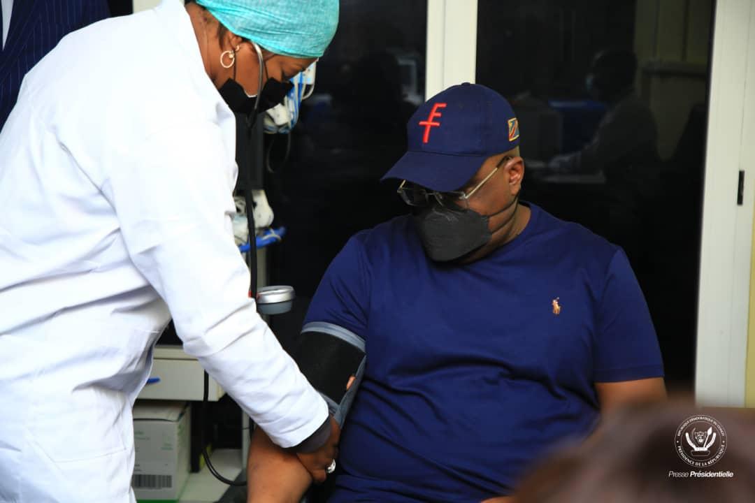 Le Président de la République Démocratique du Congo, Félix Tshisekedi entrain de recevoir sa deuxième dose de vaccin à la clinique présidentielle