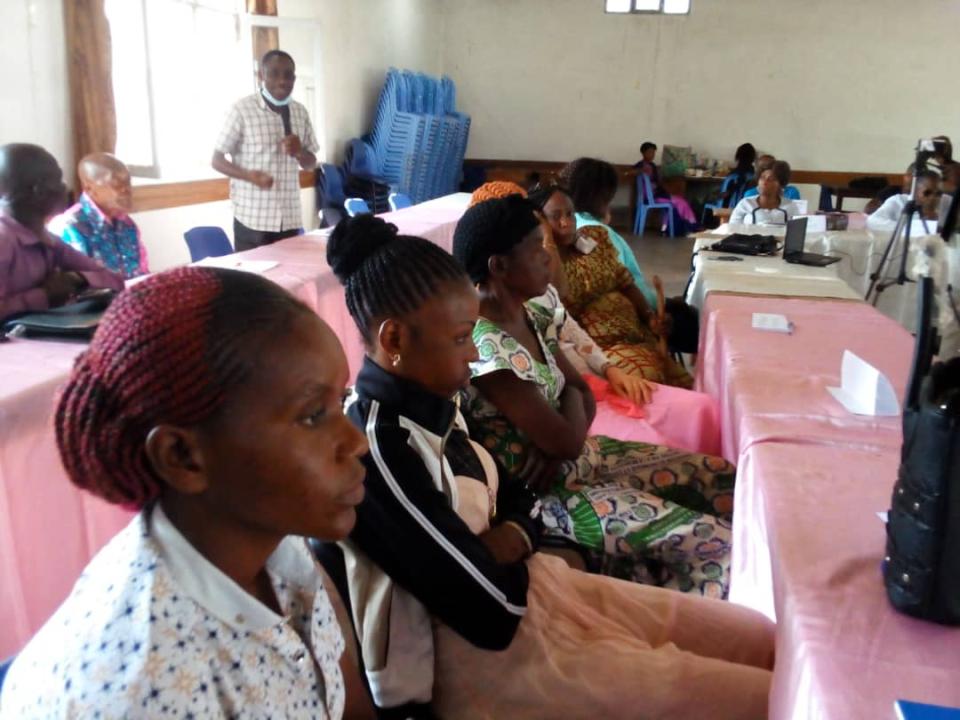 Des femmes prenant part au 1er Forum provincial sur le leadership féminin et la participation de la femme vivant avec handicap à la vie politique