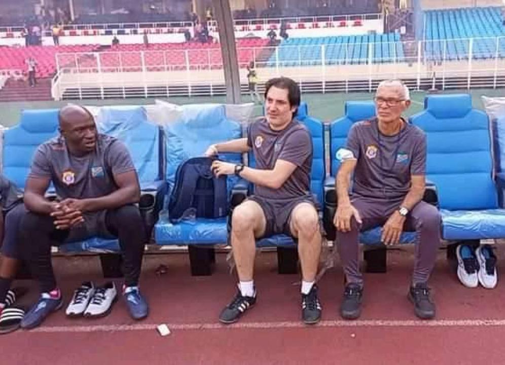 Le sélectionneur national de la RDC, Hector Raul Cúper (à droite au fond) avec quelques membres de son staff technique