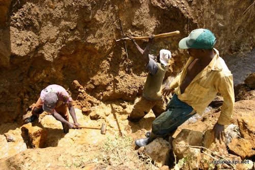 Des creuseurs dans une mine artisanale de cassitérite [ photo d'illustration]