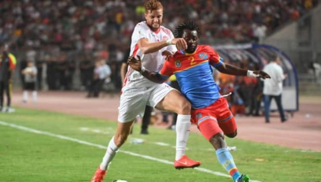 Le défenseur congolais, Issama Mpeko en duel avec un attaquant tunisien, lors des éliminatoires du mondial Russie 2018.