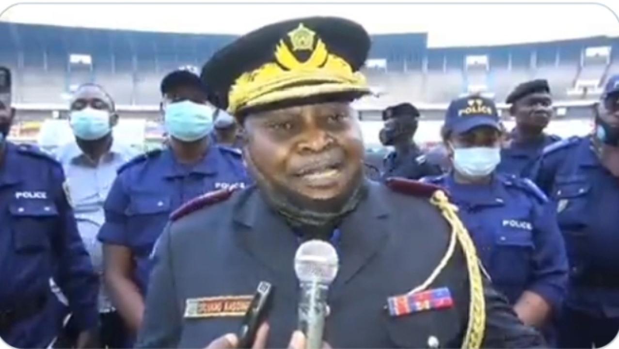 Le commissaire provincial de la ville de Kinshasa, le général Sylvano Kasongo devant la presse.