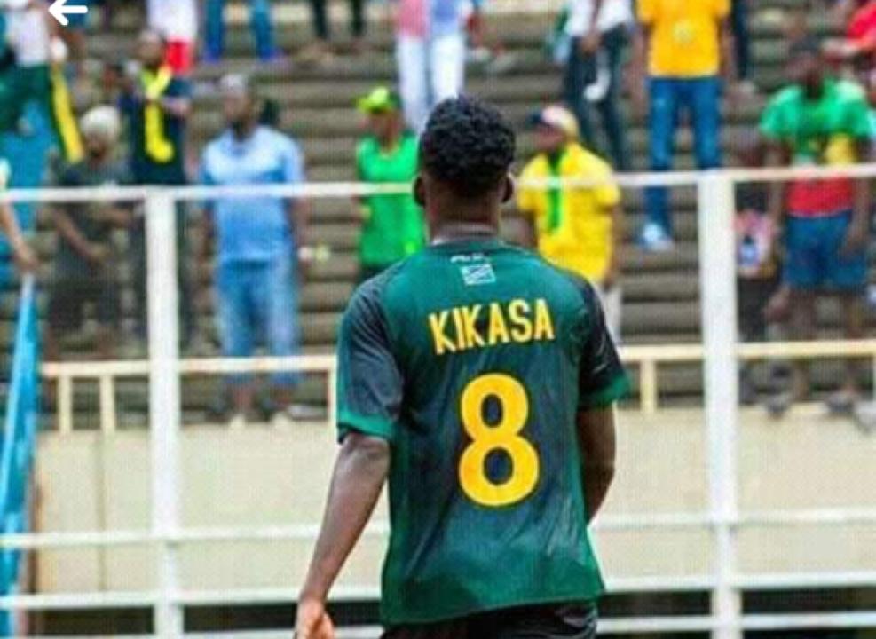 Le milieu de terrain de l'AS V.Club, Merveil Kikasa. [Vu de dos]