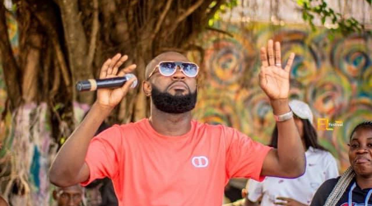 L'artiste musicien, Fabregas en pleine répétition dans sa résidence à Kinshasa.