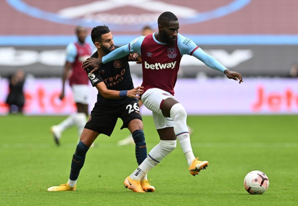 Arthur Masuaku en duel avec l'attaquant de Manchester City, Ryad Mahrez.