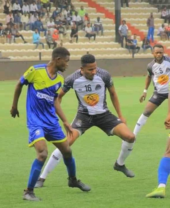 Les joueurs du TP Mazembe en duel avec ceux du FC Blessing de Kolwezi.