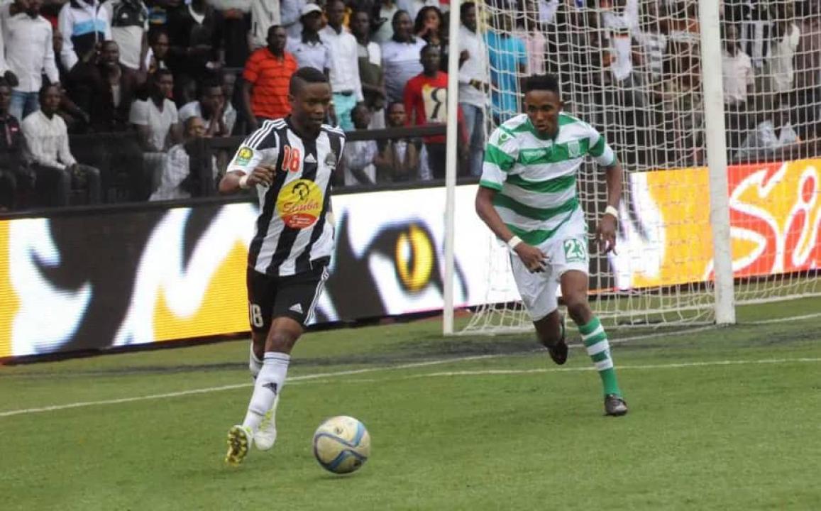 Le milieu de terrain du TP Mazembe, Rainford Kalaba en duel avec l'ancien défenseur du DCMP, Dieumerci Mukoko Amale, lors d'un match du championnat national de la RDC.