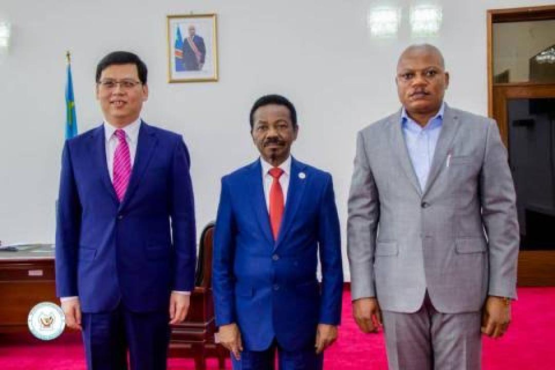 De gauche à droite, l'ambassadeur de la Chine en RDC, le président Mboso placé au milieu, le premier vice-président de l'Assemblée nationale, Jean-Marc Kabund