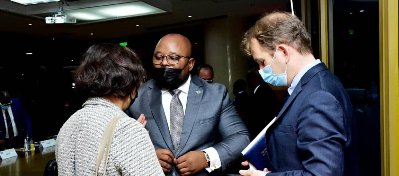 Le ministre d'État chargé du budget (au milieu) et les représentants du FMI