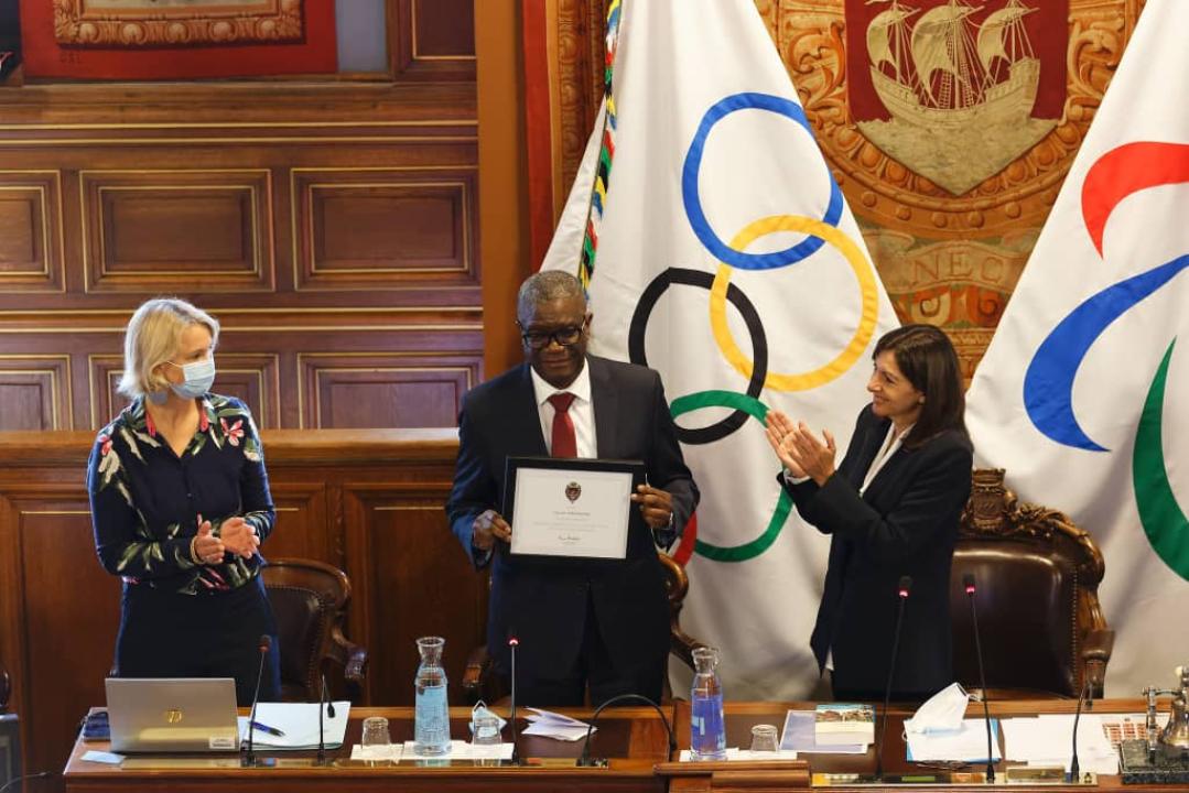 Denis Mukwege recevant le certificat de Citoyen d'honneur de Paris