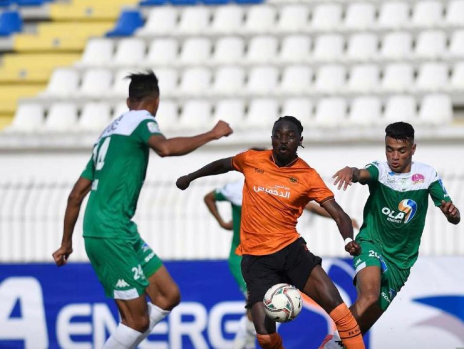 L'international congolais, Chadrack Muzungu entre deux joueurs de Raja Casablanca.