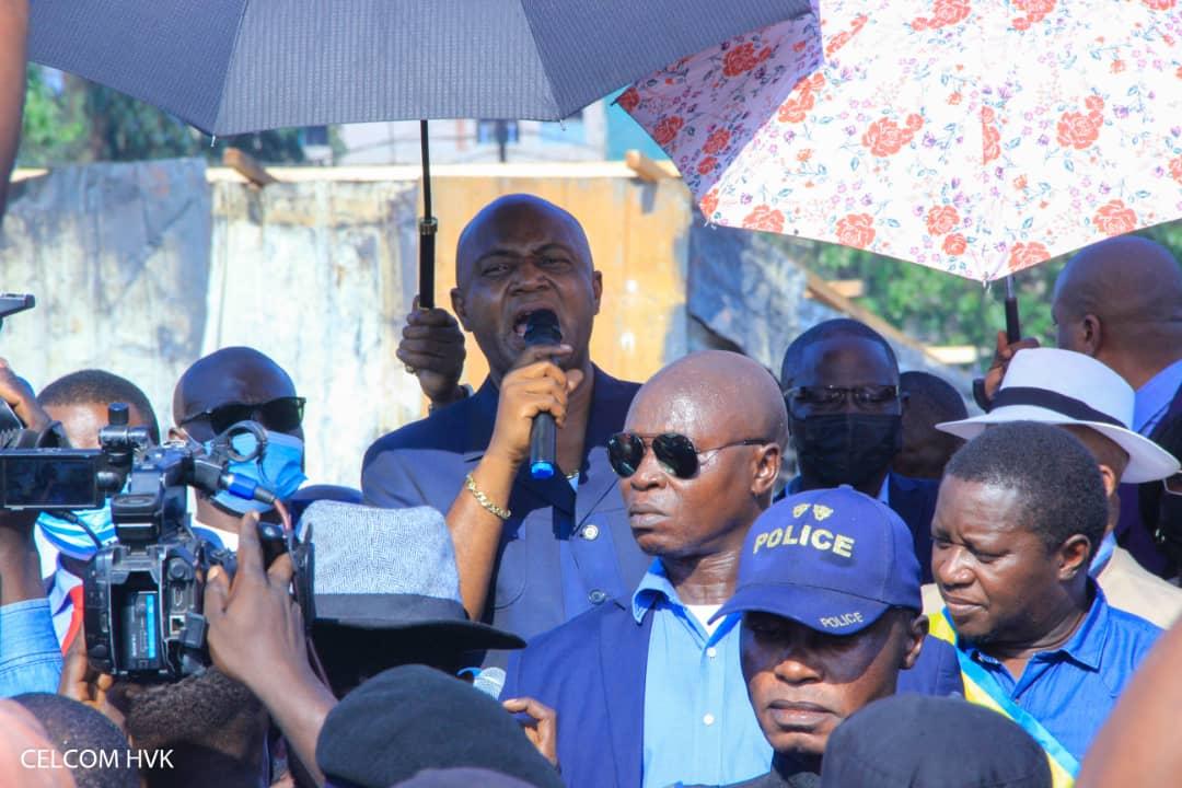 Le Gouverneur Gentiny Ngobila, à travers son message, réconforte les sinistrés de Pakadjuma, victimes d'un incendie